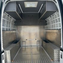 Furgoneta equipada para transporte de motos de competición con zona de carga y descanso