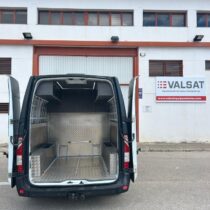 Furgoneta equipada para transporte de motos de competición con zona de carga y descanso