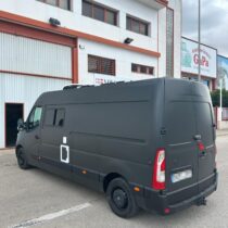 Furgoneta equipada para transporte de motos de competición con zona de carga y descanso