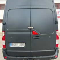 Furgoneta equipada para transporte de motos de competición con zona de carga y descanso