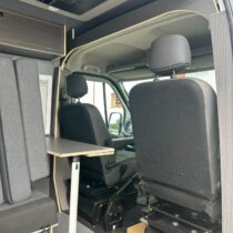 Furgoneta equipada para transporte de motos de competición con zona de carga y descanso