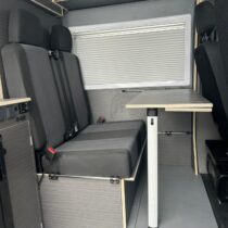Furgoneta equipada para transporte de motos de competición con zona de carga y descanso