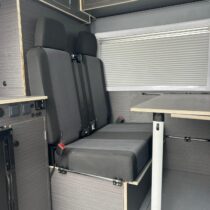 Furgoneta equipada para transporte de motos de competición con zona de carga y descanso