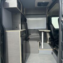 Furgoneta equipada para transporte de motos de competición con zona de carga y descanso