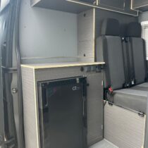 Furgoneta equipada para transporte de motos de competición con zona de carga y descanso