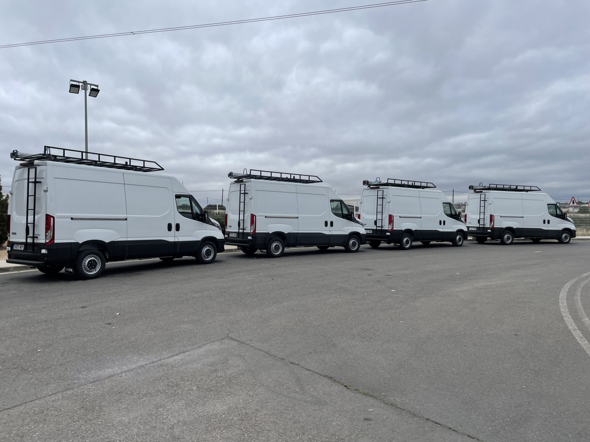 Flota vehículos Iveco Daily baca fabricada a medida